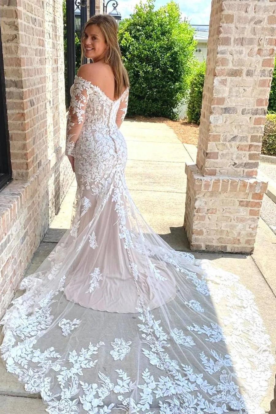 Vestido de novia sirena con hombros descubiertos y manga larga